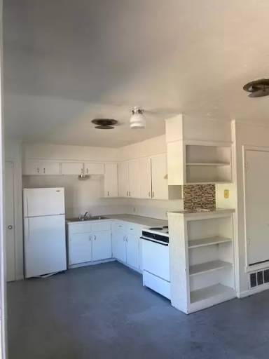 Main picture of 604 W Avenue E