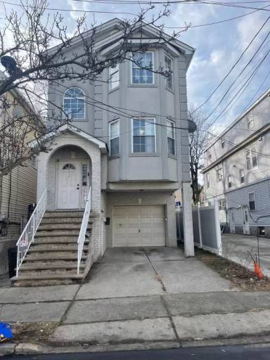 Main picture of 930 Olive St