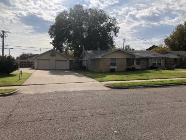 Main picture of 2406 Muret St