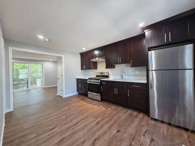 Main picture of 16 Larchmont Ave