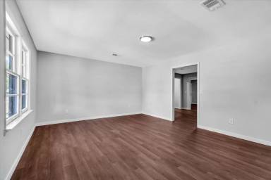 Main picture of 107 E Elm St