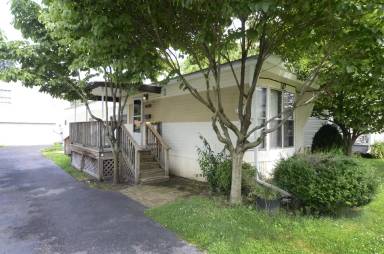 Main picture of 140 Lyon Ave