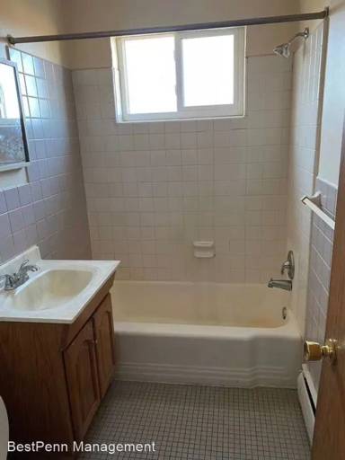 Main picture of 2215 W 74th St