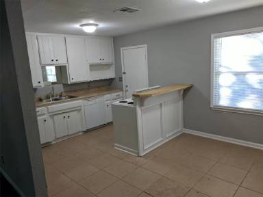 Main picture of 2400 NW 40th St