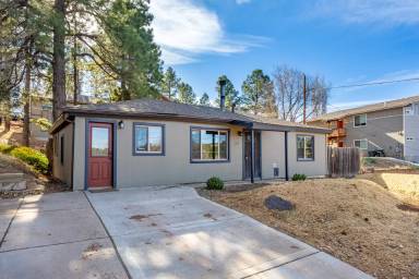 Main picture of 107 E Woodland Dr