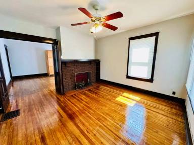 Main picture of 2101 W Lee St