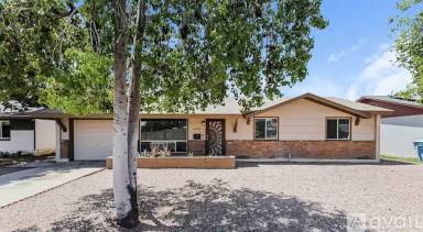 Main picture of 2529 W Sweetwater Ave