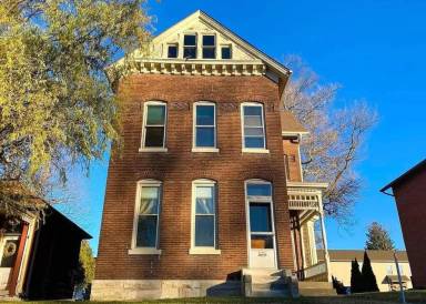 Main picture of 319 1/2 S 8th St