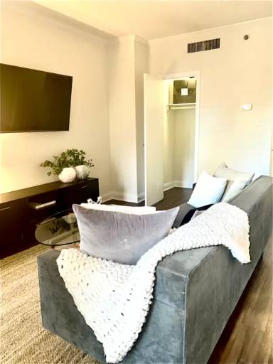 Main picture of 200 Dewitt Pl