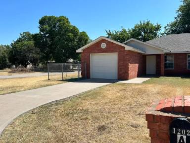 Main picture of 1202 SW 25th St
