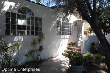 Main picture of 530 N Poinsettia Pl