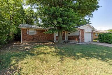 Main picture of 3320 Hampton Dr