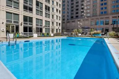 Main picture of 735 N Rush St