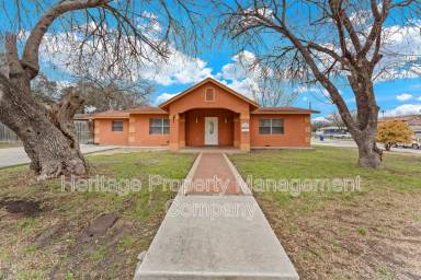 Main picture of 3323 W Woodlawn Ave