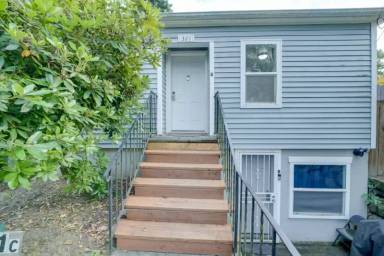 Main picture of 321 NE 133rd St
