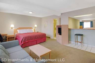 Main picture of 2120 Menaul Blvd NE