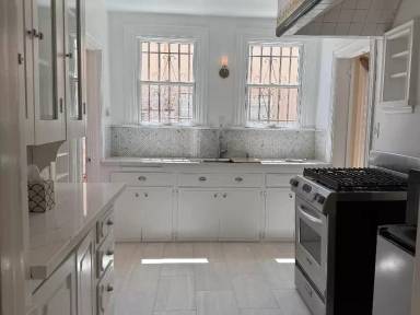 Main picture of 806 N Orange Dr