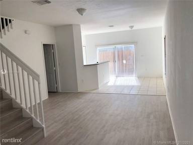 Main picture of 10764 NW 84th St