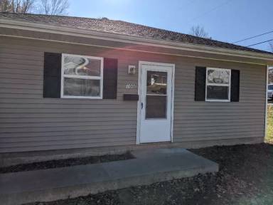 Main picture of 100 Schultze St