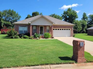 Main picture of 600 Meadow Lynn Dr
