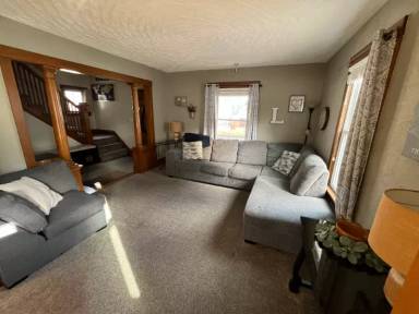 Main picture of 2818 LeClaire St