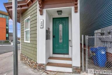 Main picture of 4 Shelby St