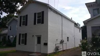Main picture of 28 Syracuse St