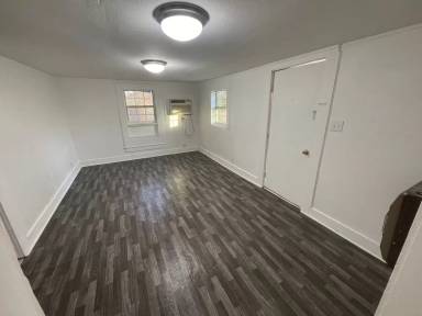 Main picture of 1019 1/2 Common St