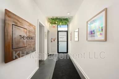 Main picture of 640 Moore St