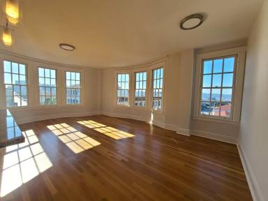 Main picture of 990 Bay St
