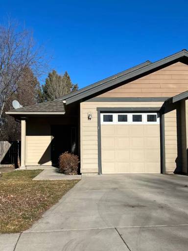 Main picture of 850 NE Hidden Valley Dr