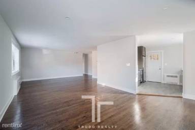 Main picture of 7347 N Sheridan Rd