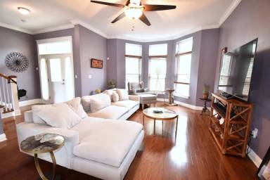 Main picture of 425 NE 2nd Ave