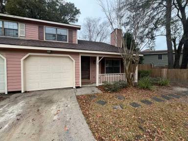 Main picture of 110 Holland Park Cir