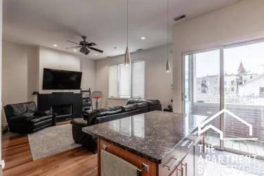 Main picture of 1354 W Augusta Blvd