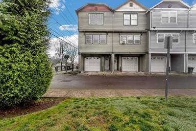 Main picture of 102 SE 11th Pl