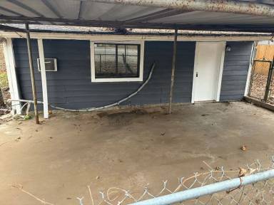 Main picture of 105 E Bond St