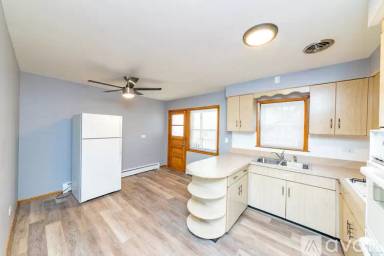 Main picture of 5834 W Montrose Ave