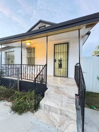 Main picture of 2035 NW 26th St