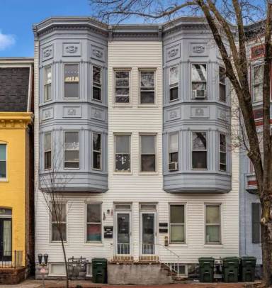 Main picture of 127 E Washington St