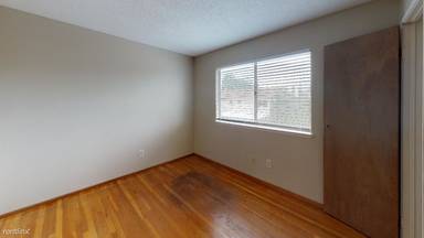 Main picture of 1075 Oaktree Dr