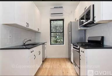 Main picture of 310 East 85th St