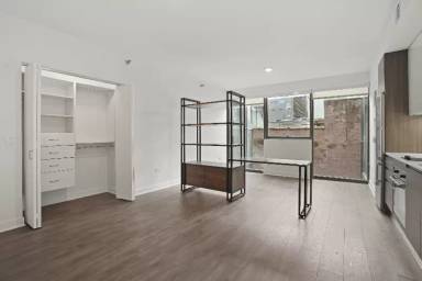 Main picture of 235 W Hubbard St