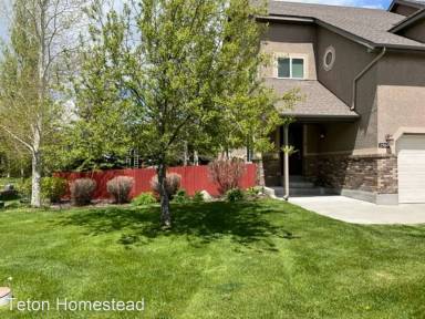 Main picture of 1704 Honeysuckle Loop