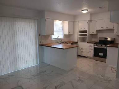 Main picture of 1703 W Oak Ave