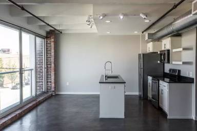Main picture of 310 E 1st St