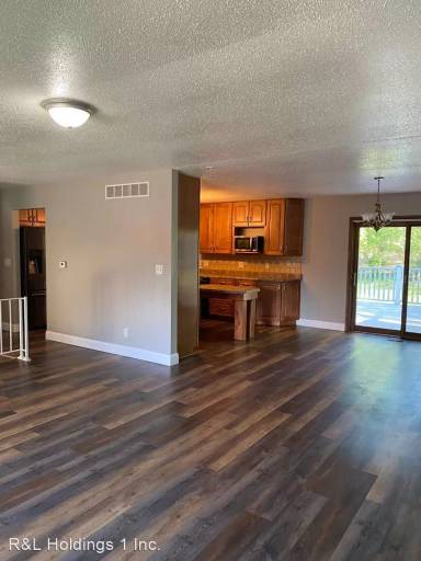 Main picture of 883 Roanoke Dr