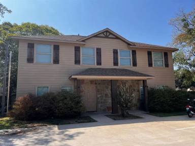 Main picture of 204 Luther St
