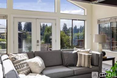 Main picture of 320 Melrose Ave E