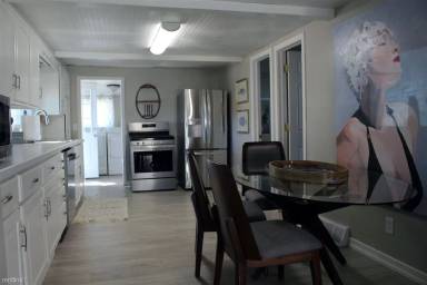 Main picture of Lake House